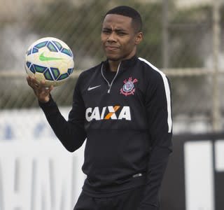 Elias diz que pai pediu para ele não comemorar gol contra o Flamengo