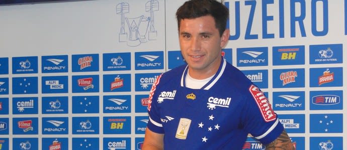 Mena é apresentado e chega para assumir lateral esquerda do Cruzeiro