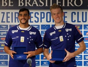 Cruzeiro apresenta Henrique e Grolli, e confirma que caça a meia continua