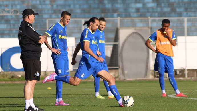 Felipão preserva 4 titulares de parte de coletivo e testa time com Giuliano