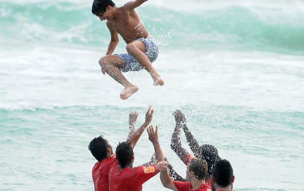 Filho de auxiliar do Fla é cercado pelos jogadores e voa no mar