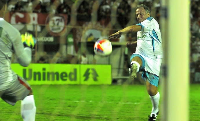 Galinho brilha, faz dois gols e Amigos de Zico goleiam as Estrelas do ES