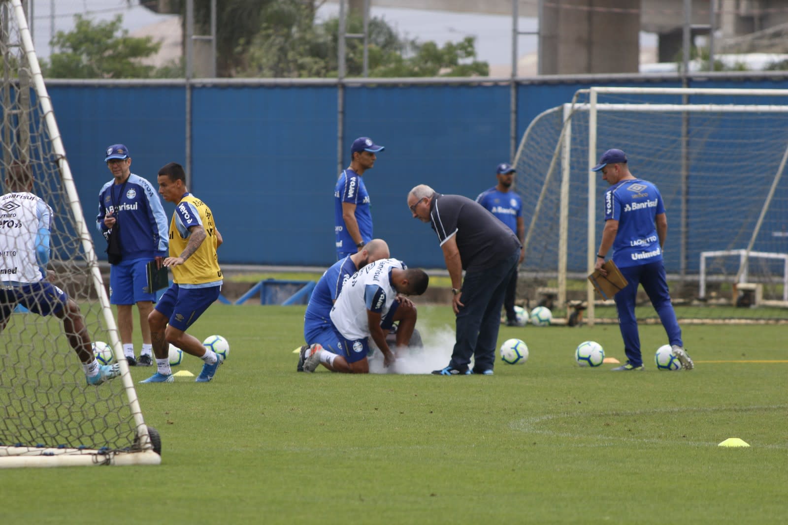 O meia Alisson dá susto em treino mas não parece ter nada grave