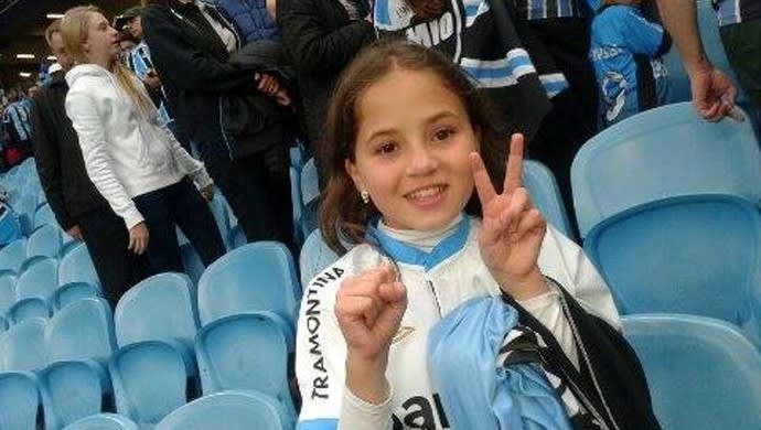 Pega de surpresa, menina chora ao ir pela 1ª vez em jogo do Grêmio