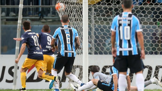 Grêmio admite má atuação, mas evita jogar a toalha: Nada está perdido