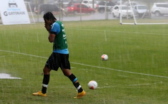 Temporal causa correria de jogadores, e treino do Grêmio acaba mais cedo