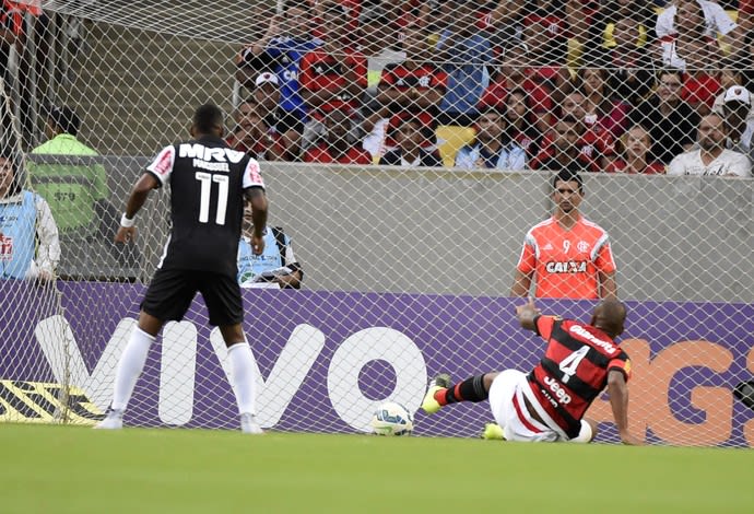 Samir desbanca jogadores do Vasco e leva enquete do garrancho de junho