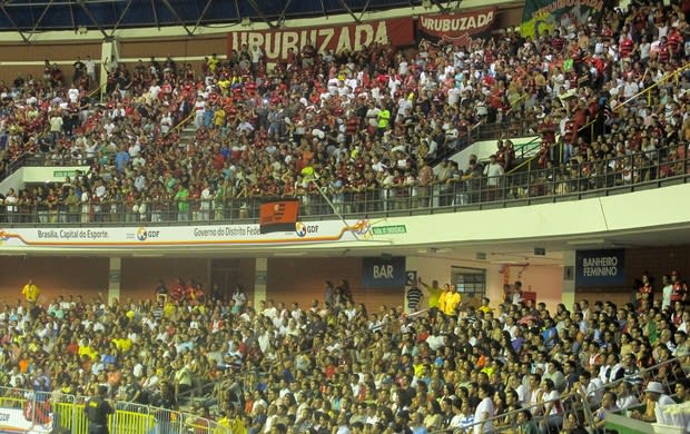 NBB: Torcidas fazem espetáculo à parte em clássico com ginásio transbordando