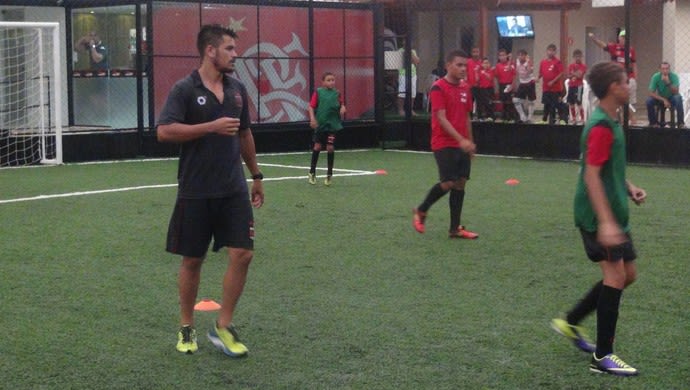 Na terra de Dida, Flamengo inaugura escolinha e garimpa novos jogadores