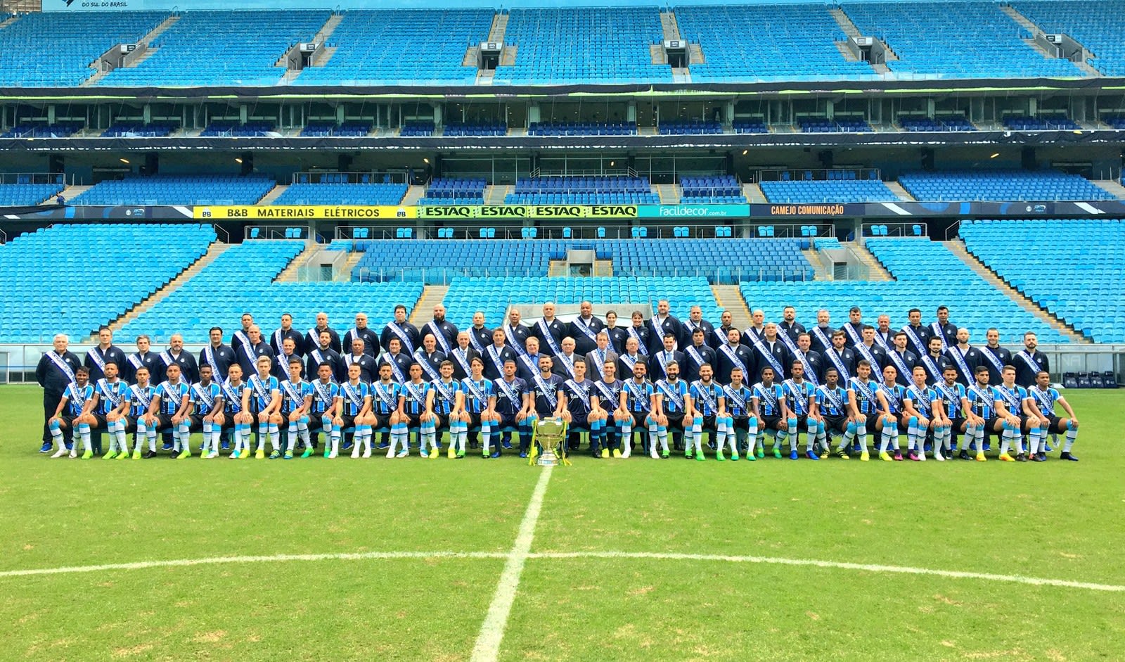 Elenco do Grêmio posa para a foto oficial do penta da Copa do Brasil