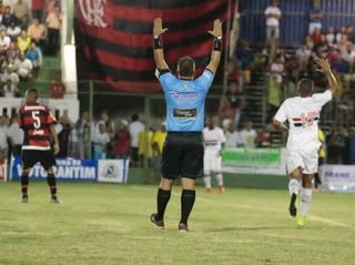 São Paulo supera expulsão no início e elimina Fla em prévia da Copa SP