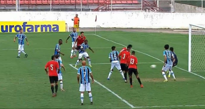 Atacante do Ituano perde gol incrível contra o Grêmio pela Copinha