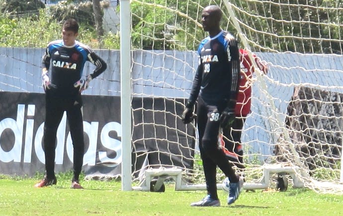 Com idade de juvenil, goleiro de 1,96m treina com profissionais do Fla