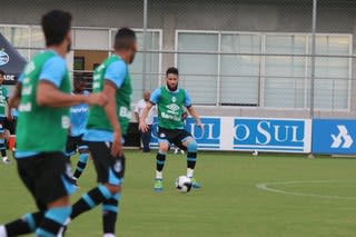 Com parte dos titulares, Grêmio faz treino de posse de bola após derrota