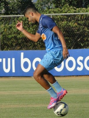 Marcelo comanda treino para afinar a pontaria; Alisson aparece em campo