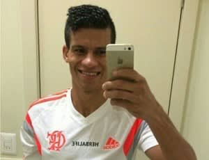 Curtinha: confirmado por Luxa, reforço posta foto com camisa de treino do Fla