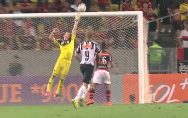 Goleiro Paulo Victor é eleito vilão  da rodada ao salvar Fla contra o Galo