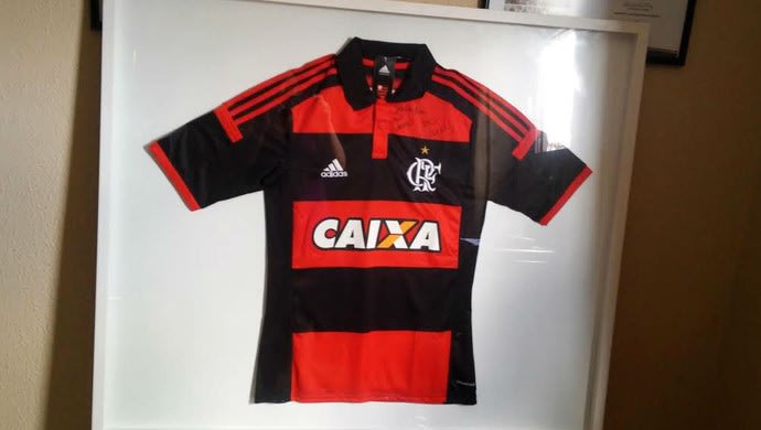 Garoto barrado em Natal emoldura ingresso, camisa e carta do Fla