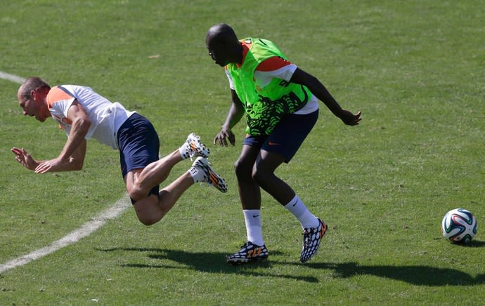 [COPA 2014]Robben e Sneijder levam pancadas, vão ao chão, mas completam treino