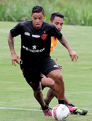 Carlos Eduardo volta a treinar com bola, e Ramon é dúvida contra Macaé