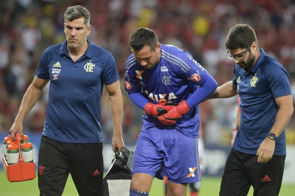 Diego Alves passa por cirurgia e terá alta neste domingo para voltar ao Flamengo