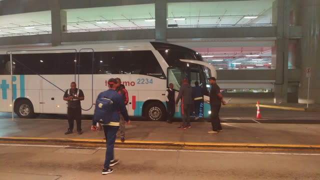 Em desembarque tranquilo, atletas do Fla torcem por apoio em primeiro jogo na Ilha