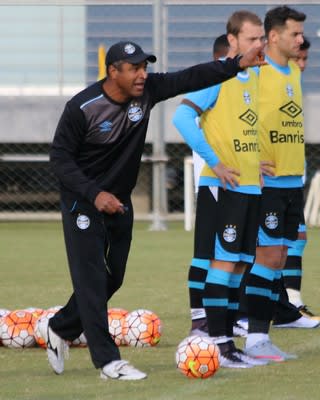 Roger reorganiza Grêmio e trata volantes como peças-chave por virada