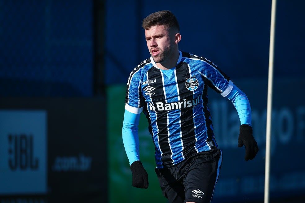 Após ser solicitado, Caio Henrique retornará para Espanha e não veste mais a camisa do Grêmio; veja os detalhes