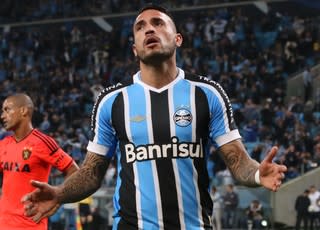 Grêmio se vê de mãos atadas e aguarda oferta para repassar uruguaio