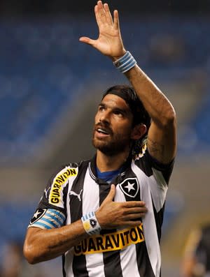 Novo time de Léo Moura negocia com Loco Abreu; Lúcio não chega a acordo