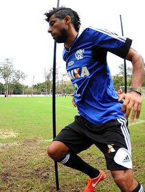 Ídolo do Flamengo tem proposta do Catar, mas avisa: prioridade é o Fla