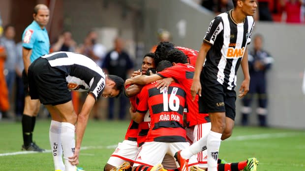 Flamengo vence por 3 a 0, sai da zona de rebaixamento e afunda o Galo