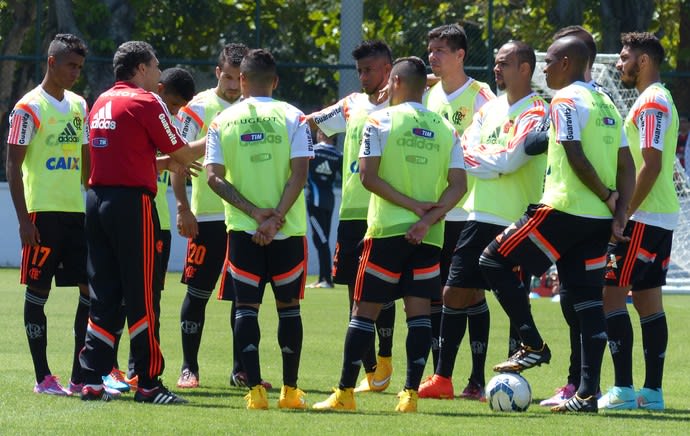 Gabriel substitui Eduardo da Silva, e Samir treina na vaga de Chicão