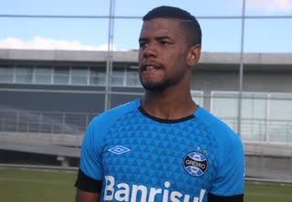 Grêmio deixa revelação fora do time para frear assédio até selar renovação