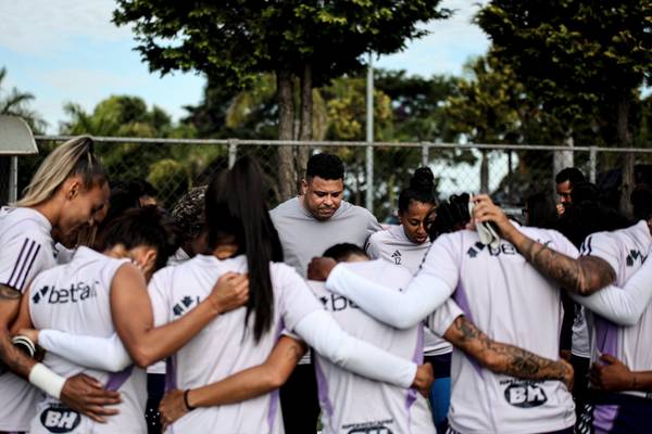 Ronaldo revoluciona equipe feminina do Cruzeiro e atinge final da Supercopa.