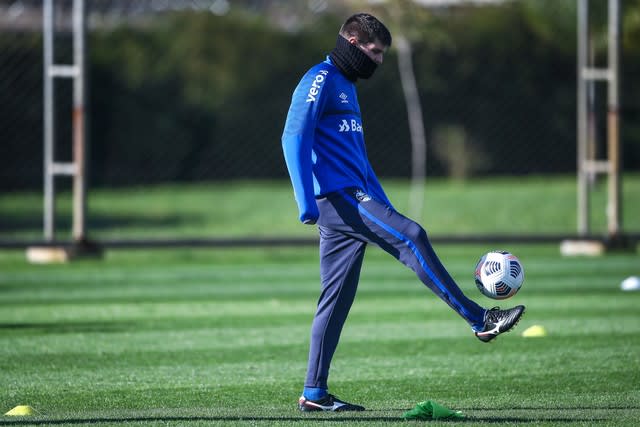 Kannemann e Douglas Costa não treinam e serão reavaliados