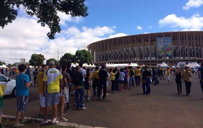 [COPA 2014] Mané Garrincha tem longas filas, e torcedores perdem início de partida