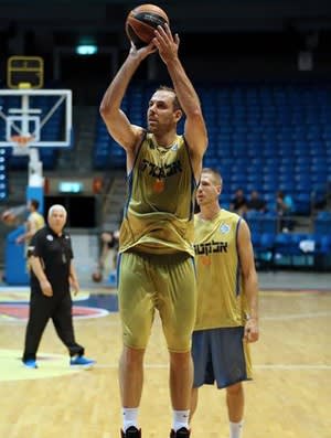 Gigante australiano é trunfo do Maccabi e preocupa defesa do Fla