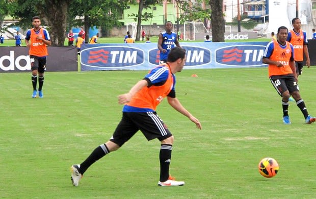 Em treino tático, Jayme testa nova dupla de zaga