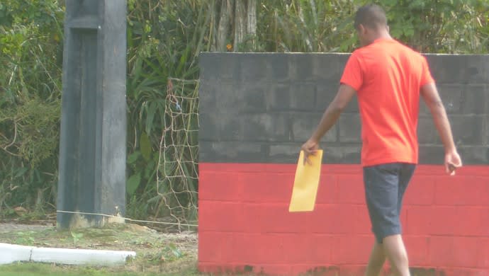 Com nariz quebrado, meia Gabriel desfalca treino do Flamengo