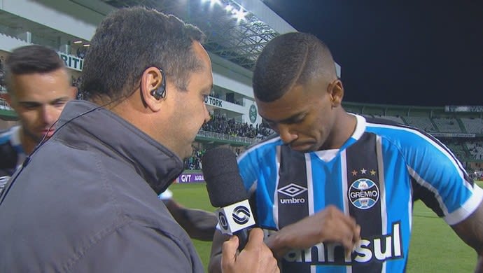 Luan puxa Walace pelo braço e o impede de dar entrevista em goleada