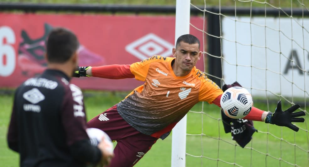 Com aval de Paulo Sousa, Flamengo mira a contratação de Santos, goleiro do Athletico-PR