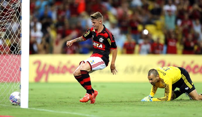 No interior de SP, Matheus Sávio jura amor ao Flamengo e descarta Europa