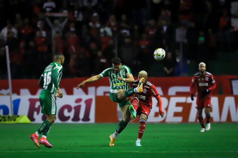 Análise: desconcentrado, Flamengo erra muito e pouco faz em jogo com apenas nove finalizações