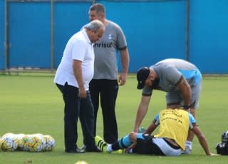 Com ausência de Everton, Grêmio faz treino intenso com percalços