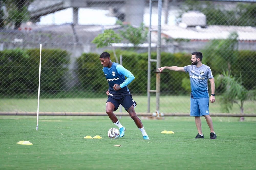 Em preparação para o Gre-Nal, Jean Pyerre retoma trabalhos com bola