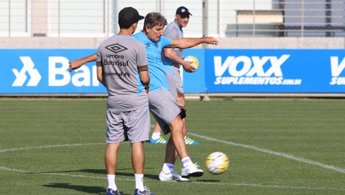 Homem-gol: Renato ajuda treino de goleiros do Grêmio e faz golaços;