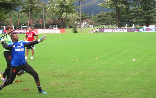 Curtinha: goleiro Felipe ataca de atleta olímpico em treino do Fla