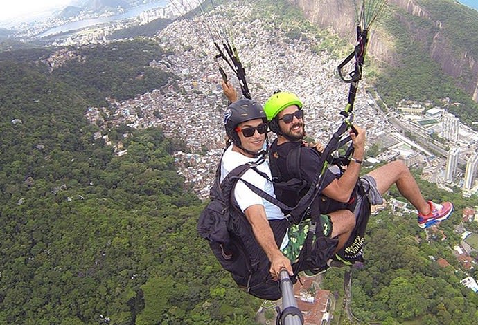 Na véspera de jogo pelo NBB, Laprovittola voa de parapente