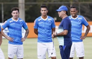 Marcelo Oliveira tem time titular quase pronto para a estreia na Libertadores